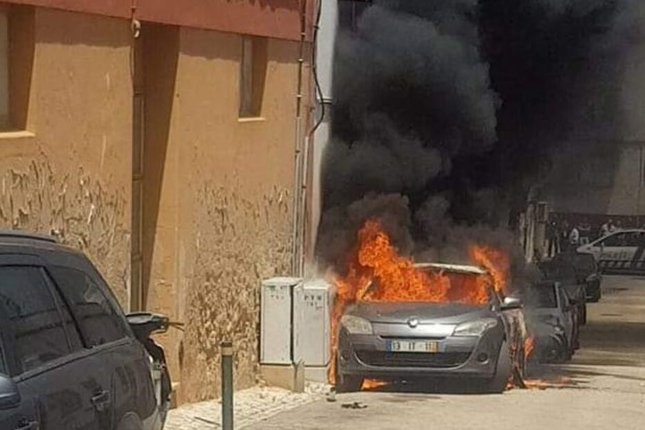 Incêndio em carro deixa homem em estado grave no centro de Portimão	