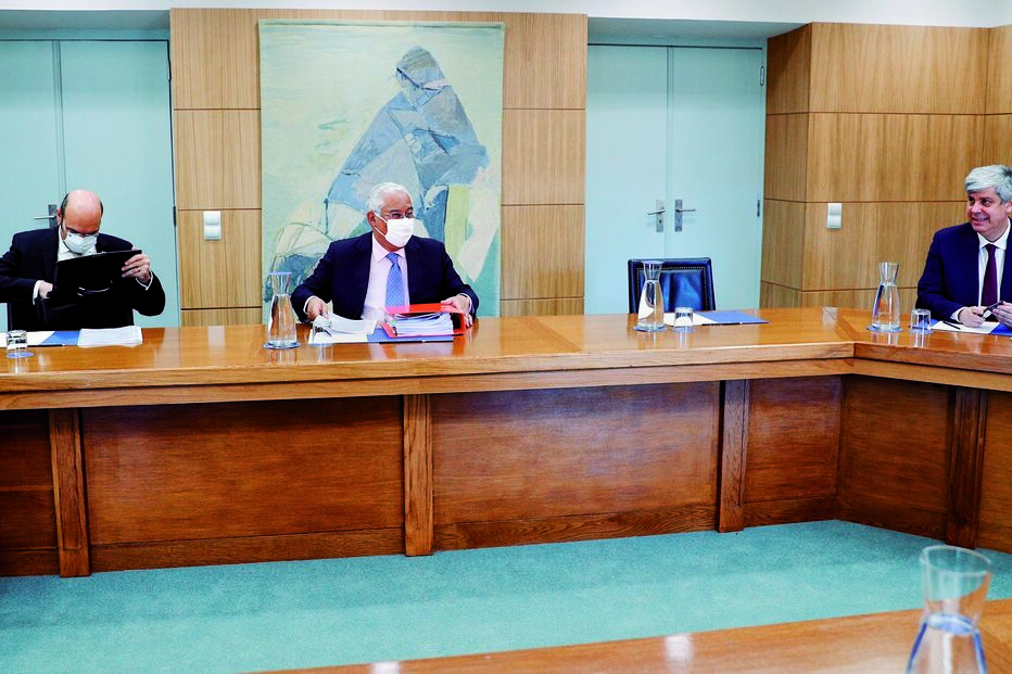 Executivo de António Costa (ao centro) está a preparar um programa de estabilização económica 