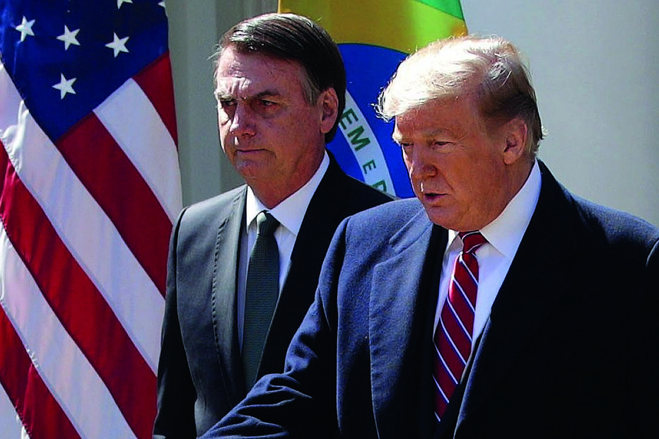Decisão de Donald Trump é vista no Brasil como uma crítica à forma como o governo de Jair Bolsonaro tem combatido a pandemia 