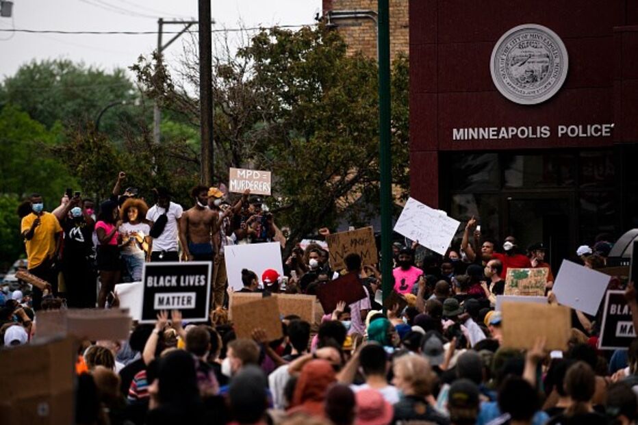 Atuação de polícia que matou cidadão negro nos EUA gera caos nas ruas de Minneapolis