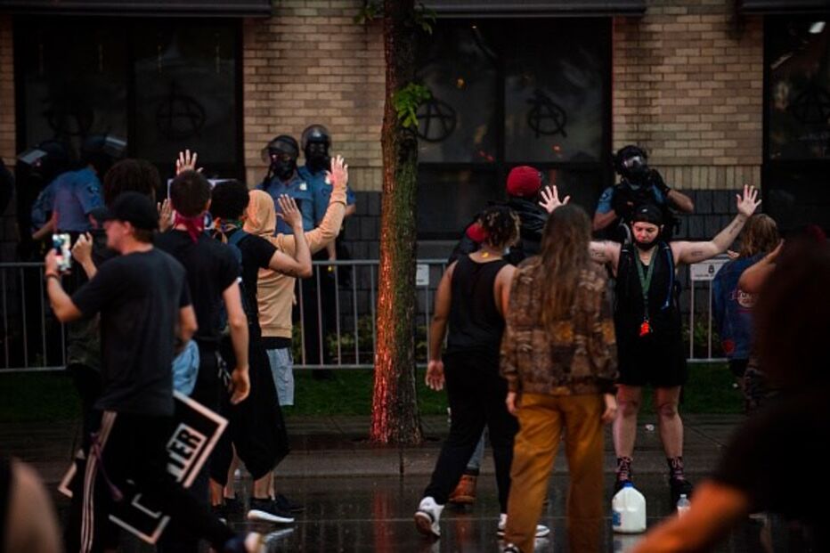 Atuação de polícia que matou cidadão negro nos EUA gera caos nas ruas de Minneapolis