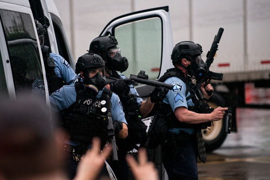 Atuação de polícia que matou cidadão negro nos EUA gera caos nas ruas de Minneapolis