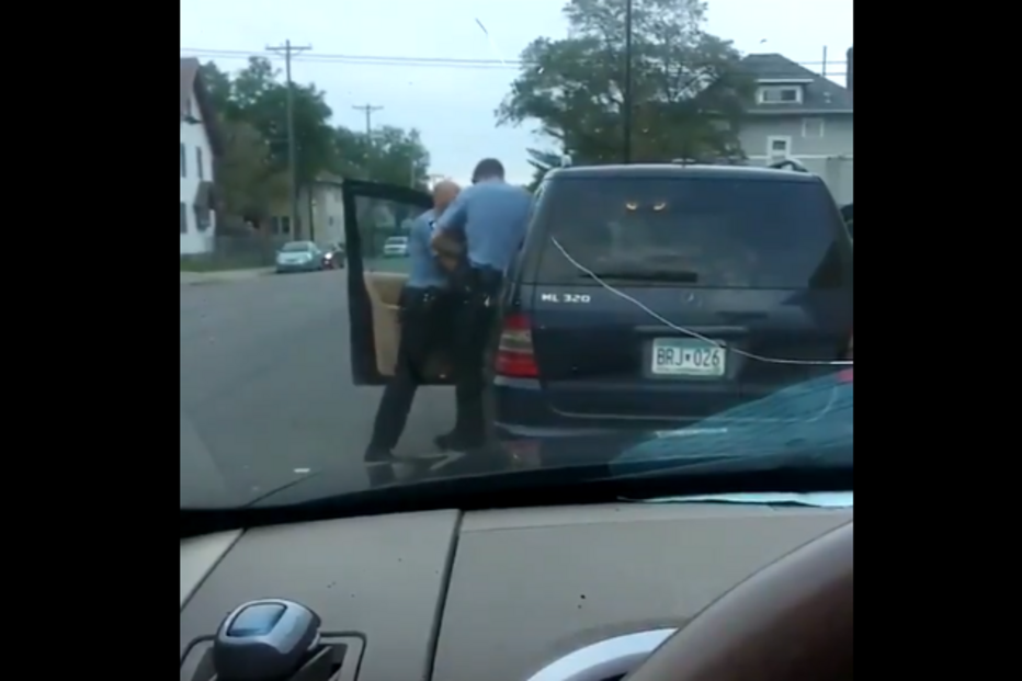 Novas vídeos mostram momentos antes de polícia matar cidadão negro nos Estados Unidos