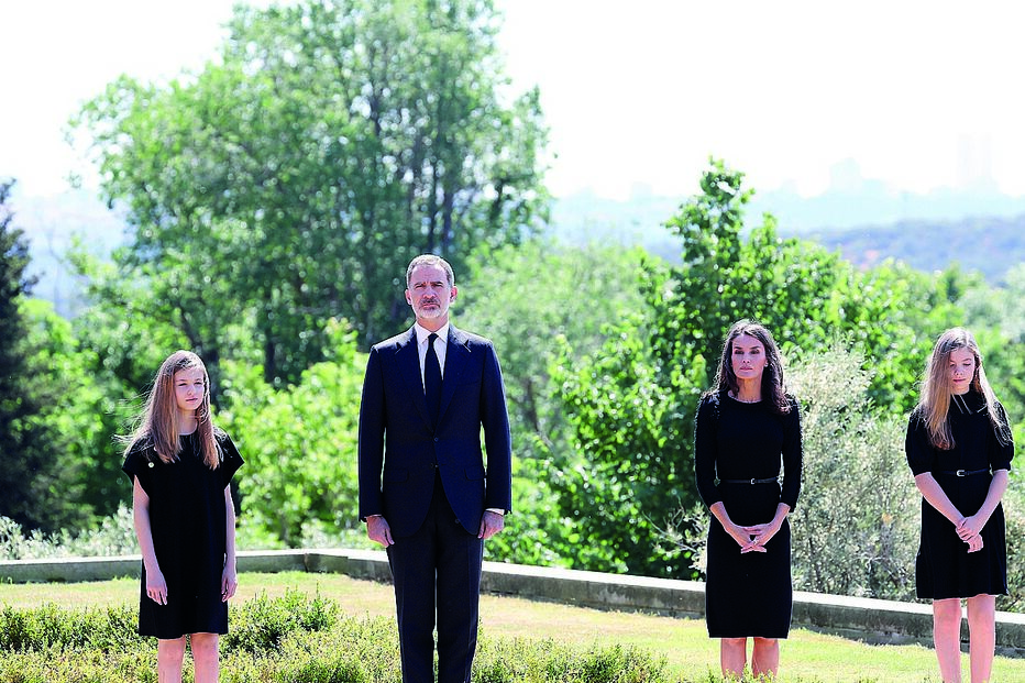 Família real vestiu-se de negro para homenagear as vítimas da pandemia num minuto de silêncio 