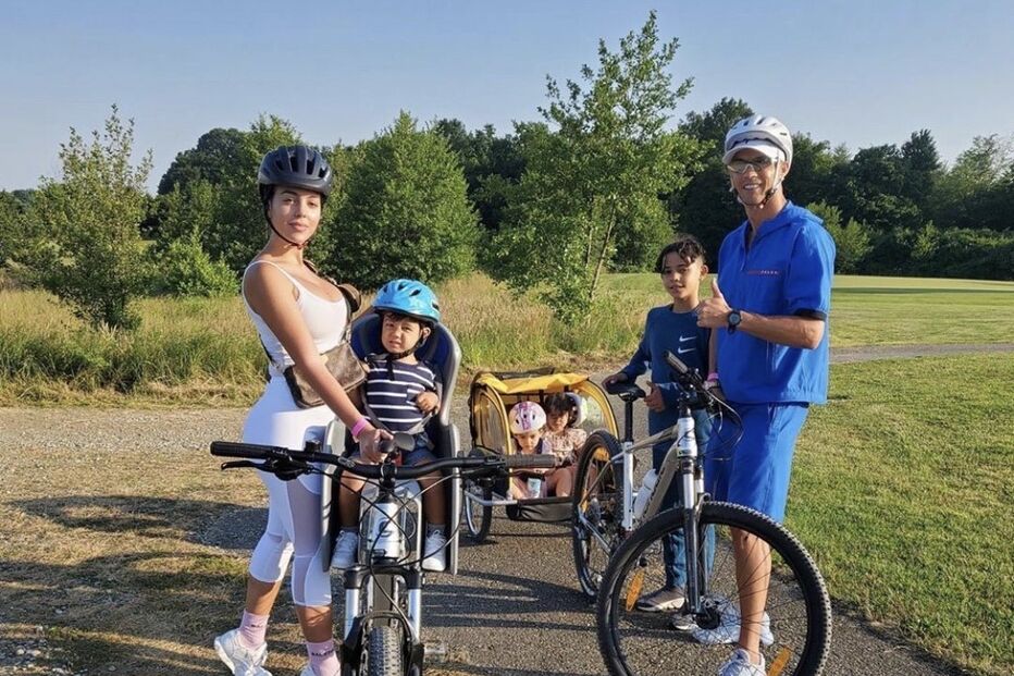 Cristiano Ronaldo com Georgina e os filhos durante um passeio de bicicleta