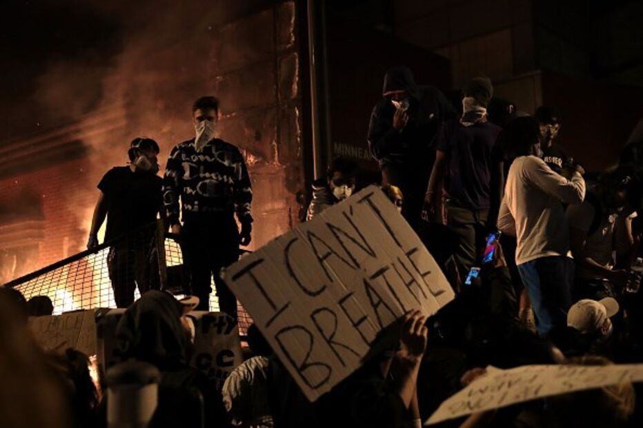 Caos nos EUA: Manifestantes incendeiam esquadra em Minneapolis em protesto contra morte de George Floyd