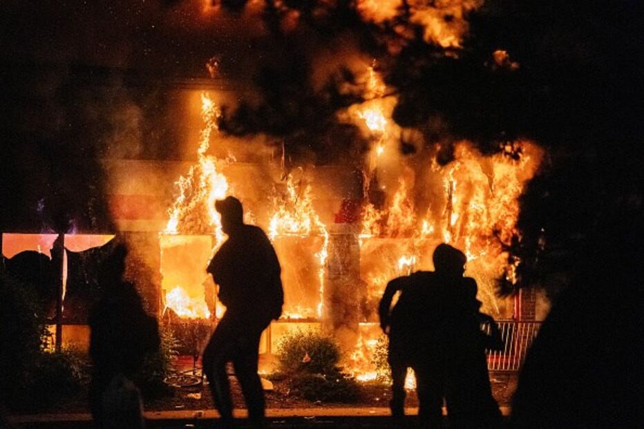 Caos nos EUA: Manifestantes incendeiam esquadra em Minneapolis em protesto contra morte de George Floyd
