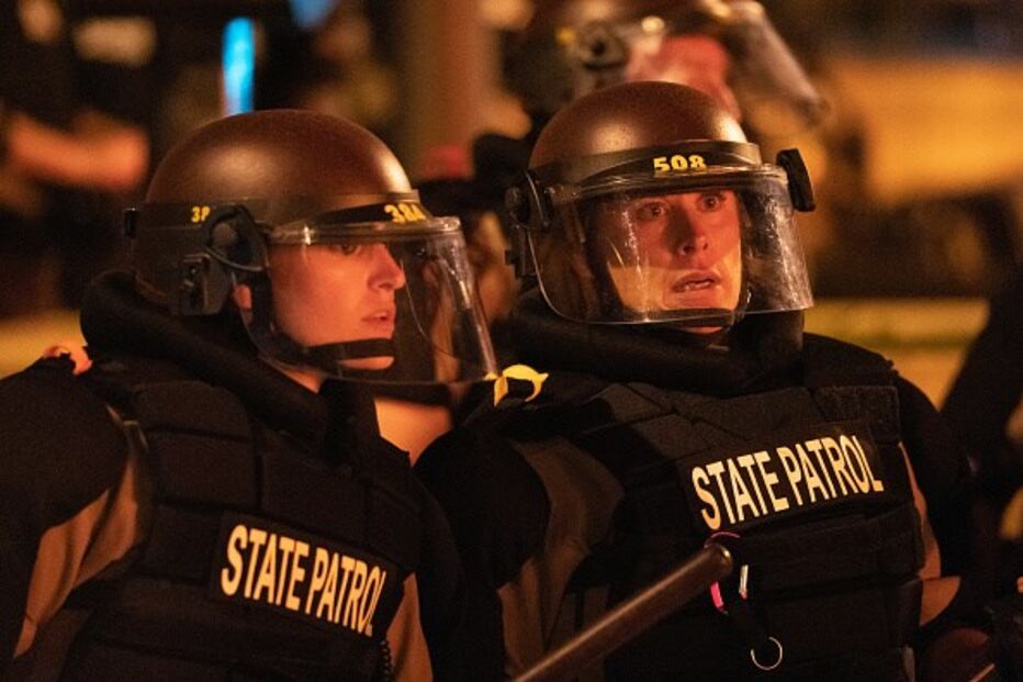 Caos nos EUA: Manifestantes incendeiam esquadra em Minneapolis em protesto contra morte de George Floyd