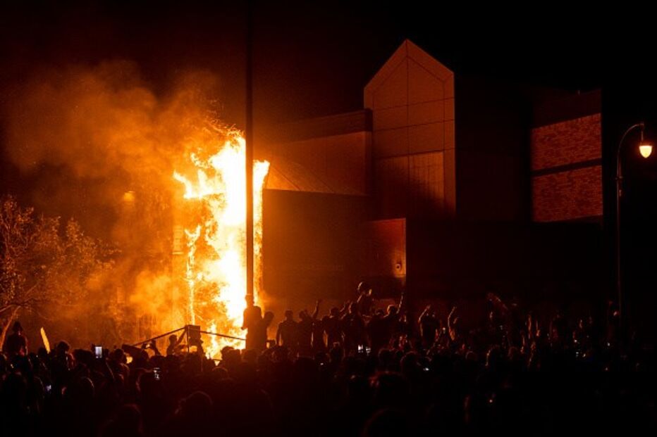 Caos nos EUA: Manifestantes incendeiam esquadra em Minneapolis em protesto contra morte de George Floyd