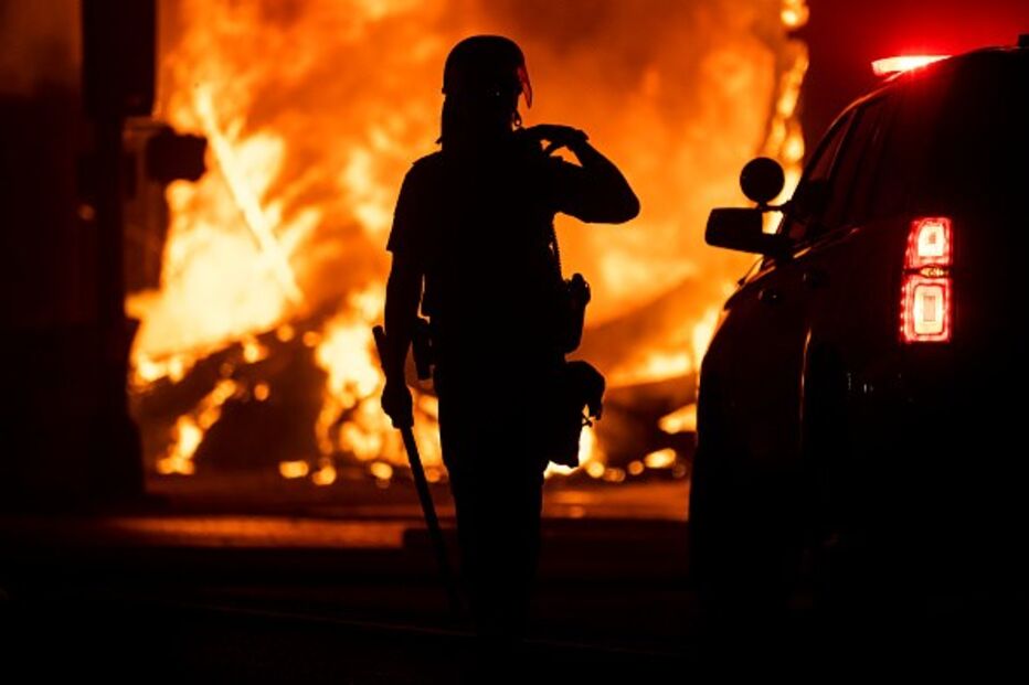 Caos nos EUA: Manifestantes incendeiam esquadra em Minneapolis em protesto contra morte de George Floyd