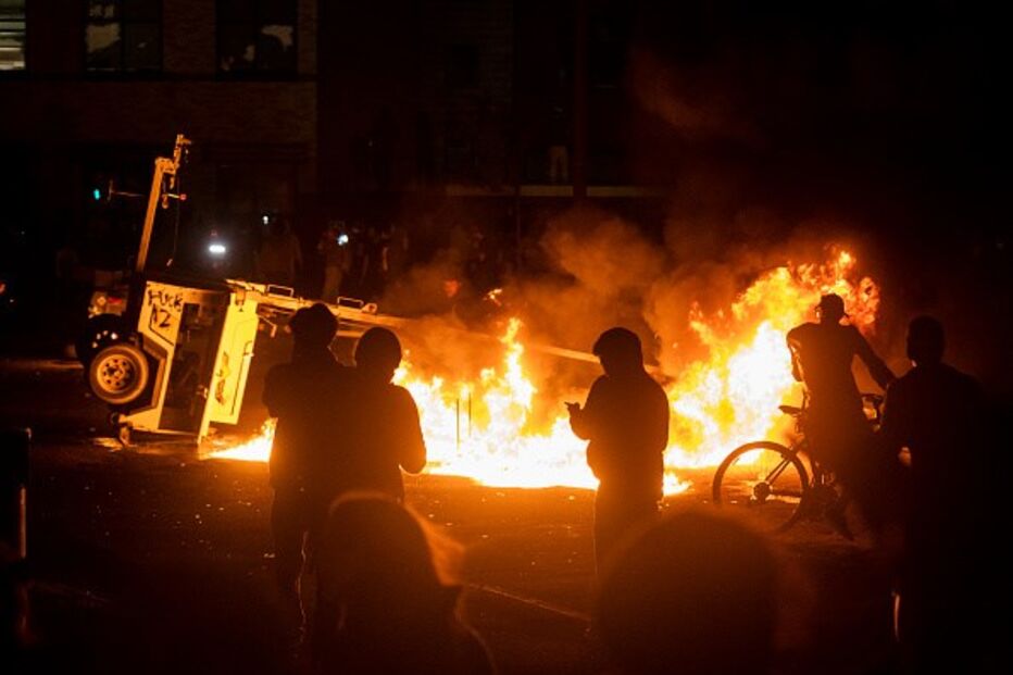 Caos nos EUA: Manifestantes incendeiam esquadra em Minneapolis em protesto contra morte de George Floyd