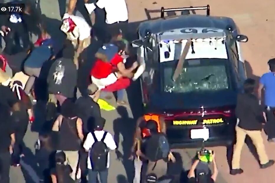 Manifestantes revoltados com morte de George Floyd às mãos das autoridades vandalizam carros da polícia