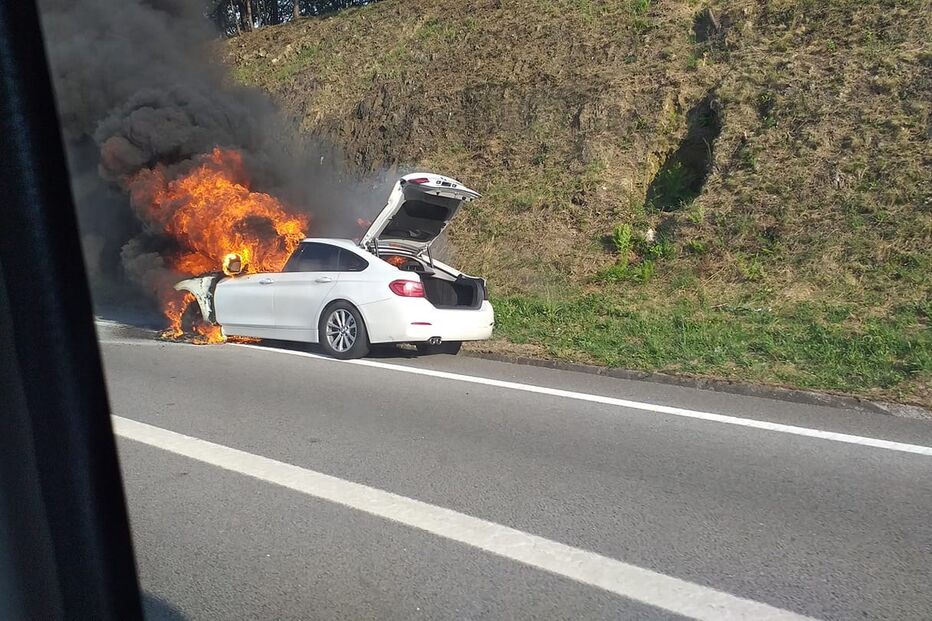 Carro a arder na A4 em Paredes