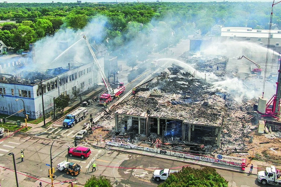 Protestos por morte de afro-americano às mãos de polícia incendeiam Minneapolis
