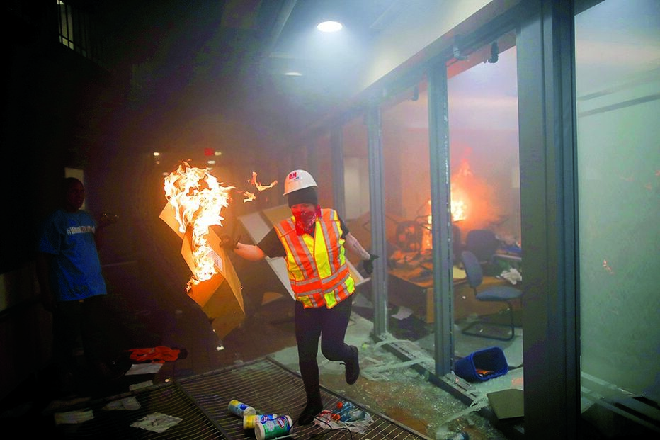 Protestos por morte de afro-americano às mãos de polícia incendeiam Minneapolis