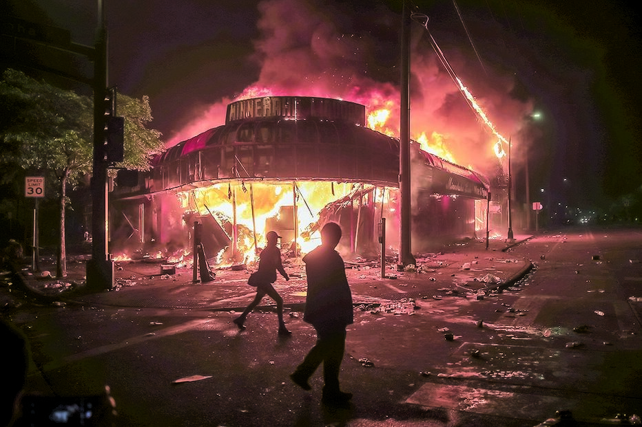Protestos por morte de afro-americano às mãos de polícia incendeiam Minneapolis