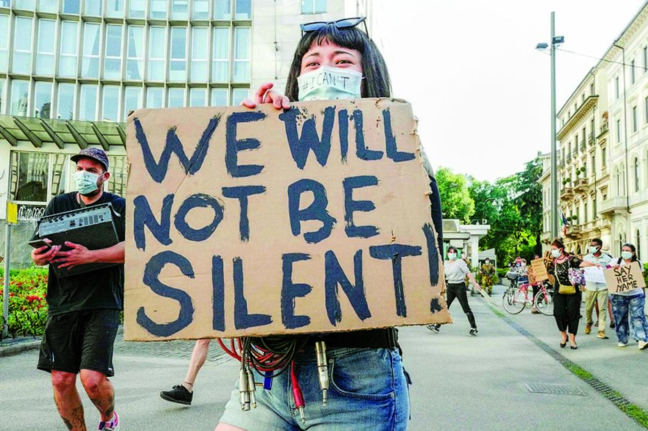 Protestos por morte de afro-americano às mãos de polícia incendeiam Minneapolis