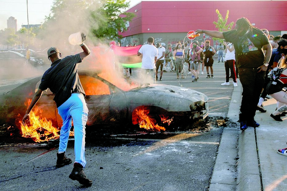 Protestos por morte de afro-americano às mãos de polícia incendeiam Minneapolis