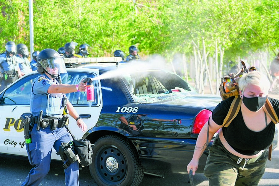 Protestos por morte de afro-americano às mãos de polícia incendeiam Minneapolis