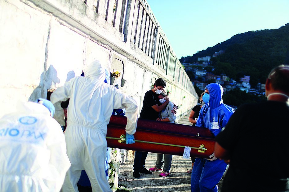Funeral de vítima da Covid-19 no Rio de Janeiro