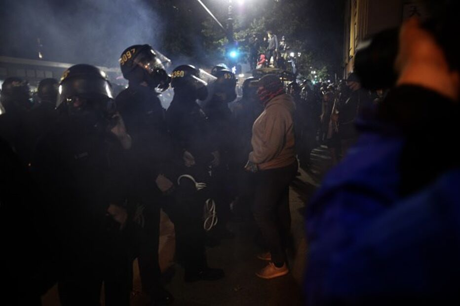 Manifestantes durante protestos contra morte de George Floyd em Oakland, Califórnia
