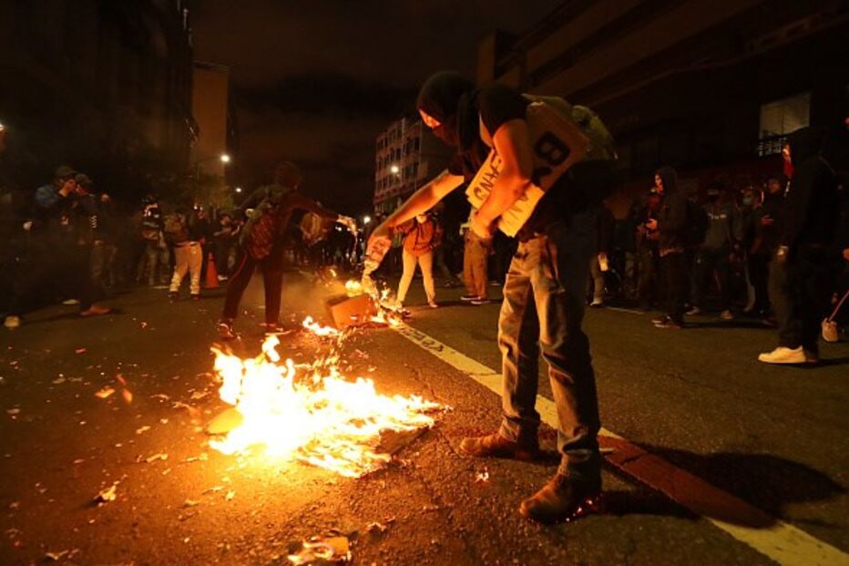 Manifestantes durante protestos contra morte de George Floyd em Oakland, Califórnia