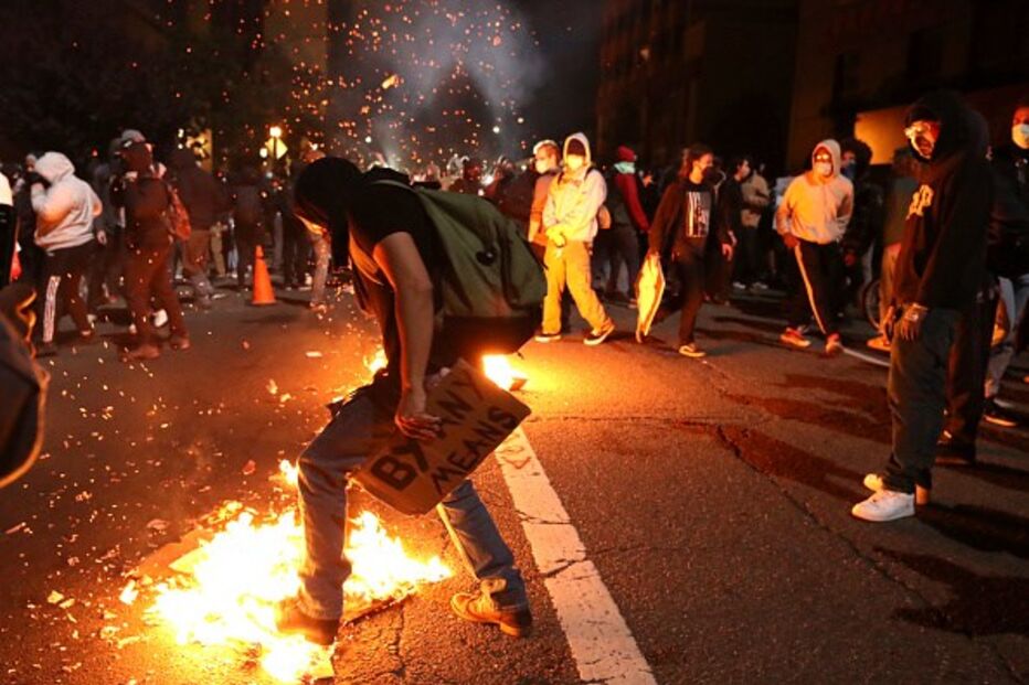 Manifestantes durante protestos contra morte de George Floyd em Oakland, Califórnia