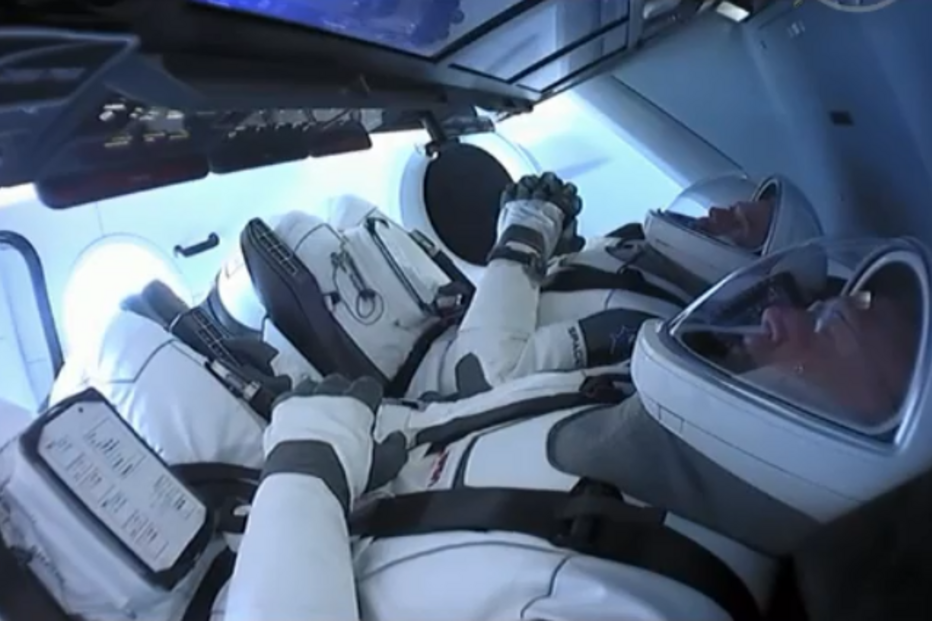  Foguetão de Elon Musk parte para o espaço com tripulantes em missão histórica da NASA