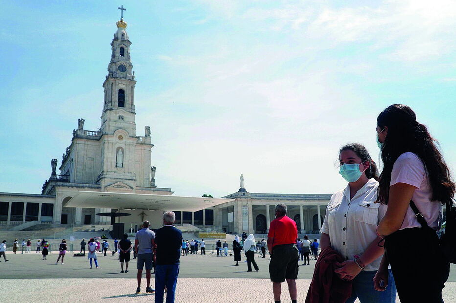 Centenas de peregrinos acorreram ao Santuário de Fátima para participar na primeira cerimónia no recinto desde março