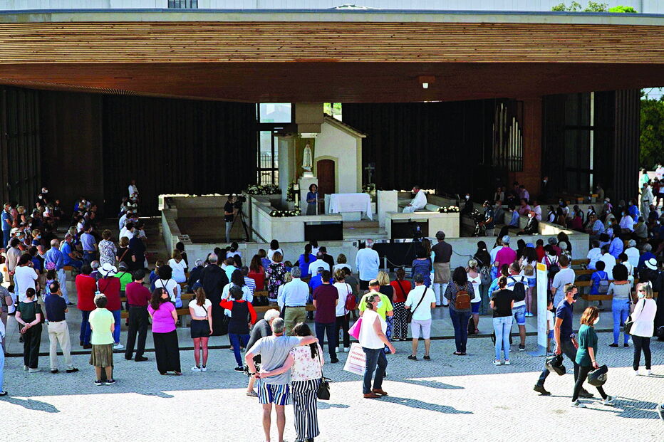Centenas de peregrinos acorreram ao Santuário de Fátima para participar na primeira cerimónia no recinto desde março