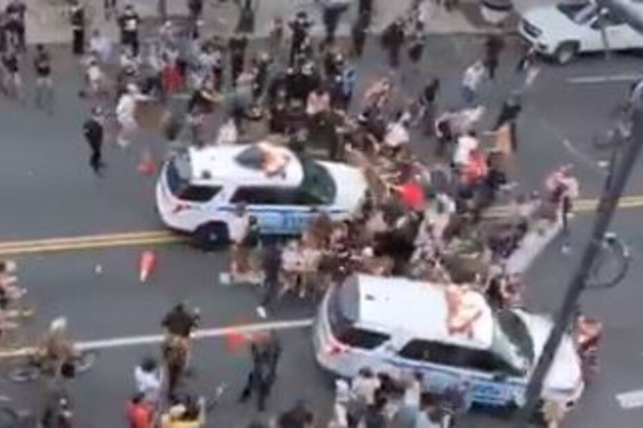 Carro da polícia de Nova Iorque avança contra multidão durante protestos em nome de George Floyd 