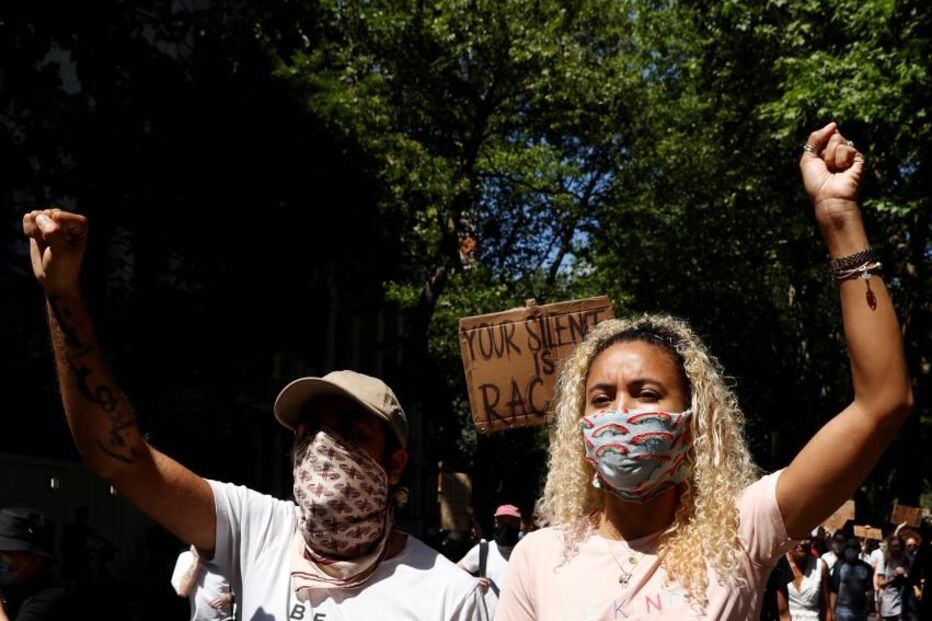 Milhares de pessoas protestam em Londres contra violência policial nos EUA após morte de George Floyd