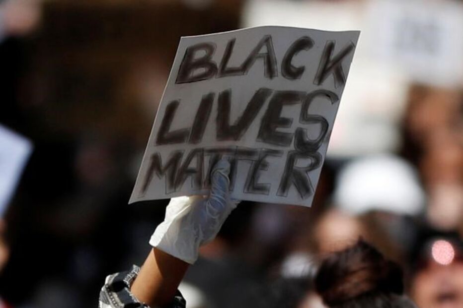 Milhares de pessoas protestam em Londres contra violência policial nos EUA após morte de George Floyd