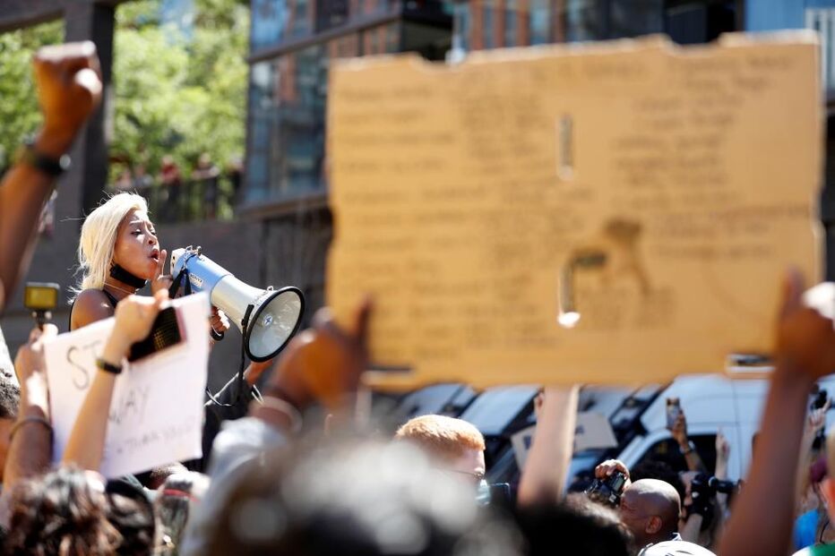 Milhares de pessoas protestam em Londres contra violência policial nos EUA após morte de George Floyd