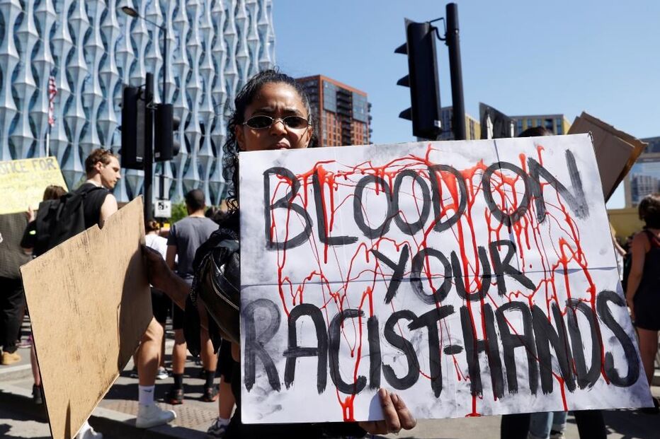 Milhares de pessoas protestam em Londres contra violência policial nos EUA após morte de George Floyd