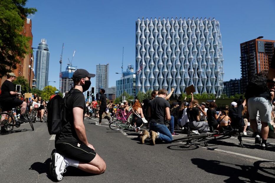Milhares de pessoas protestam em Londres contra violência policial nos EUA após morte de George Floyd