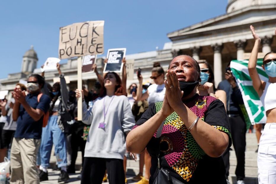 Milhares de pessoas protestam em Londres contra violência policial nos EUA após morte de George Floyd