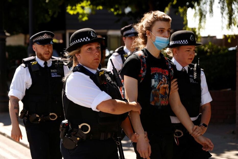 Milhares de pessoas protestam em Londres contra violência policial nos EUA após morte de George Floyd