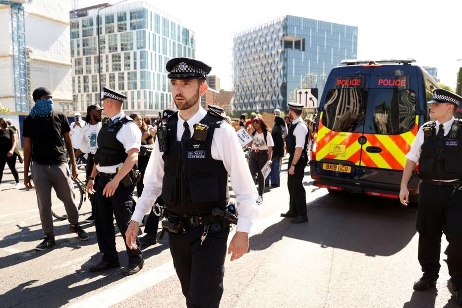 Milhares de pessoas protestam em Londres contra violência policial nos EUA após morte de George Floyd