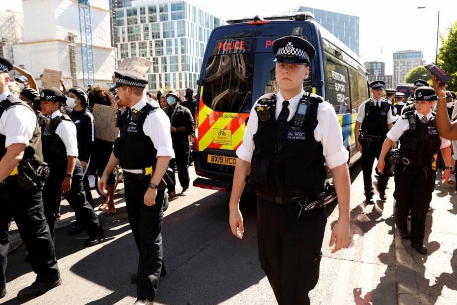 Milhares de pessoas protestam em Londres contra violência policial nos EUA após morte de George Floyd