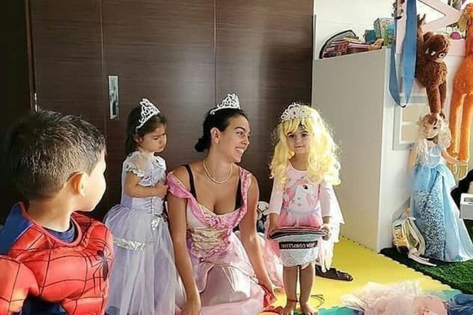 Georgina com Mateo, Eva e Alana.jpg