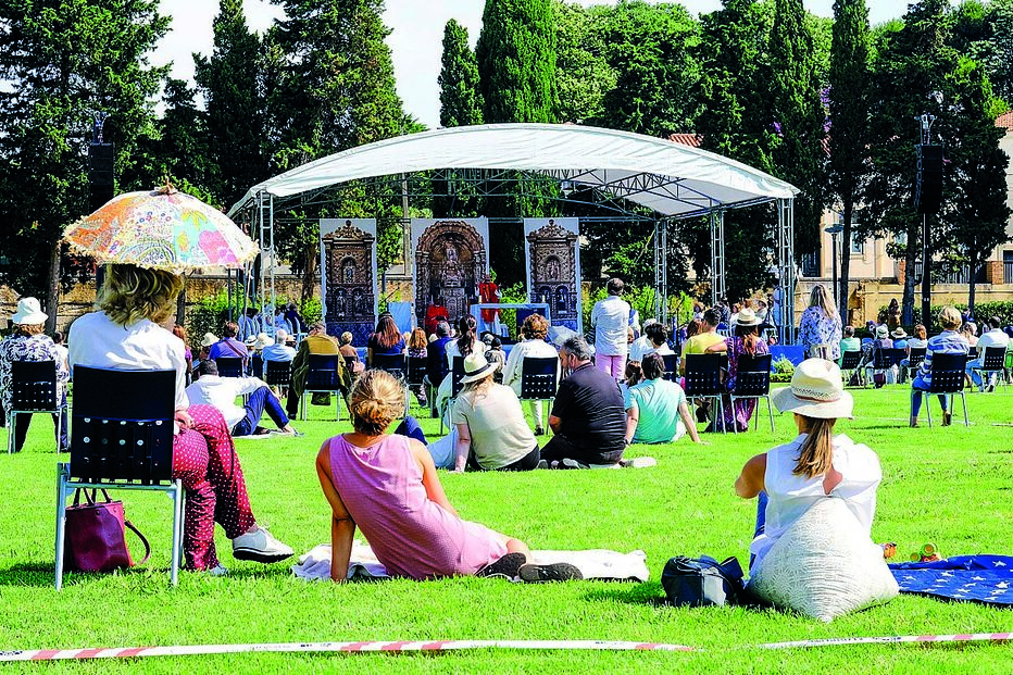 Missa de domingo, em Cascais, teve lugar no hipódromo da vila