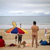 Nudistas assinalam Dia Mundial do Naturismo em praia da Costa da Caparica