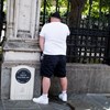Homem fotografado a urinar junto de memorial a 'polícia herói' morto em atentado terrorista