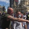 Manifestantes contra restrições devido à Covid-19 envolvem-se em violentos confrontos com a polícia em Londres