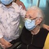 Lágrimas de emoção de bisneto no reencontro com idosa de 90 anos que venceu Covid-19 após 81 dias no hospital