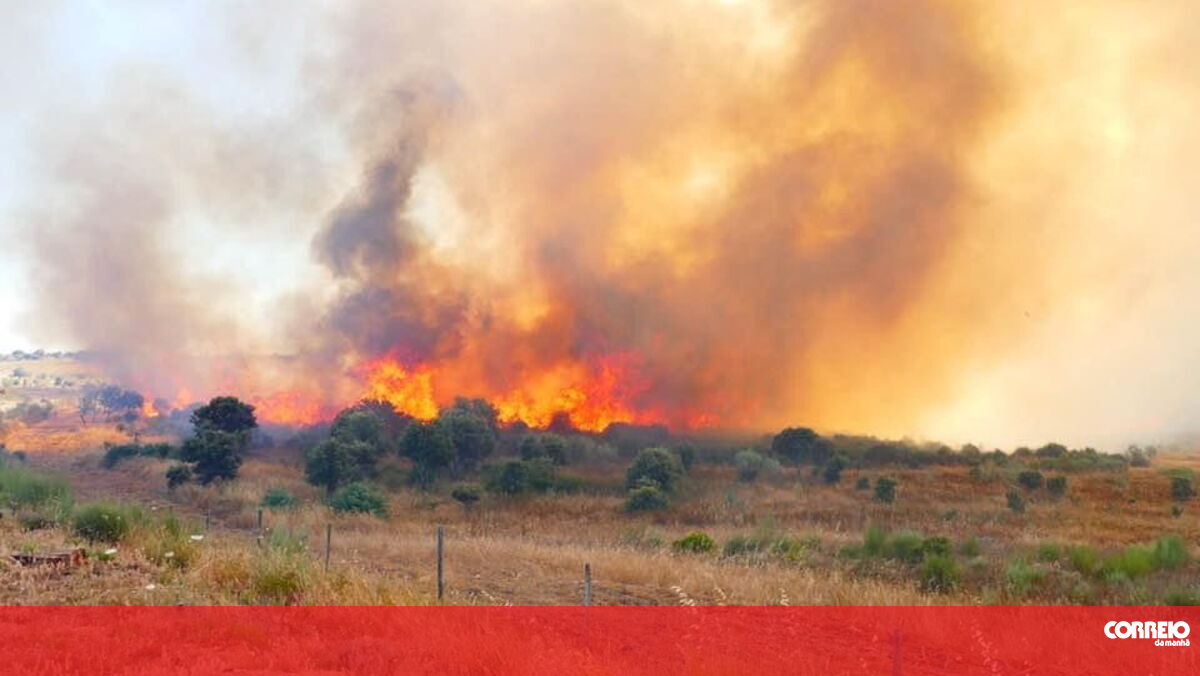 Incêndio em IdanhaaNova mobiliza mais de 160 bombeiros e obriga ao