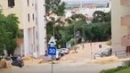 Rebentamento de conduta de água em Vila Franca de Xira danifica ruas, viaturas e casas