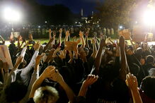 Polícia lança gás lacrimogéneo para dispersar manifestantes em frente à Casa Branca