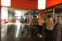 Dezenas de pessoas formam fila de perder de vista à porta da Primark em Braga. Veja as imagens